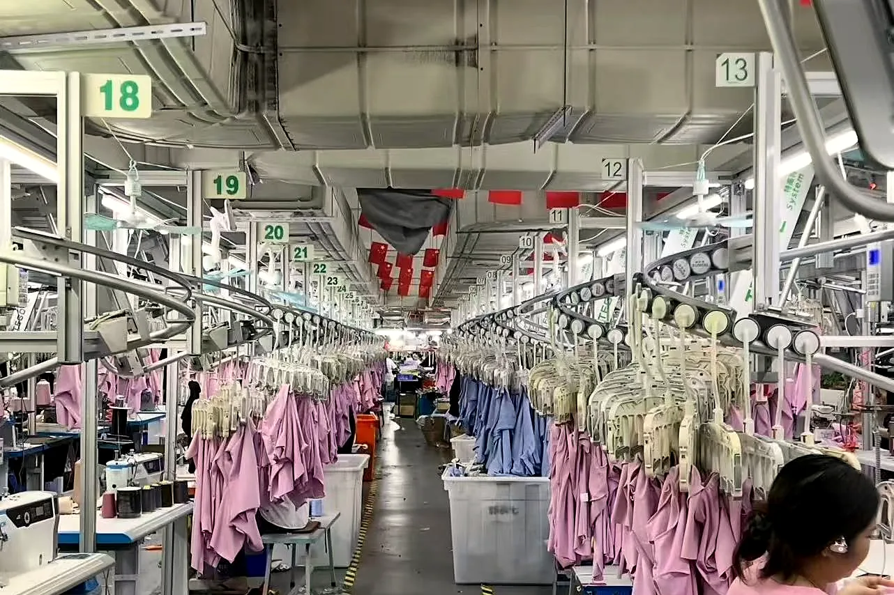 Hanging garment finishing line at the Jinmansha factory