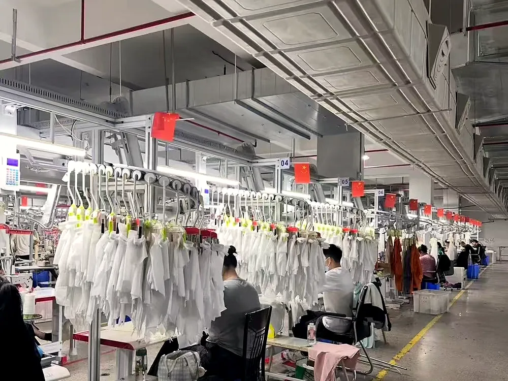 Sewing floor with industrial machines